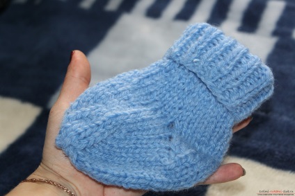 Am tricotat șosete calde cu ace de tricotat pentru un copil