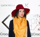 Julia Volkova își găsește o rochie de mireasă