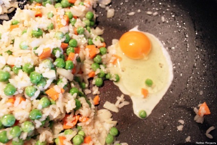 Orez prăjit cu ouă și legume