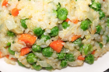 Pirított rizs tojással és zöldség