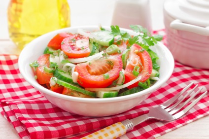 Ce este dăunătoare este o salată de castraveți și roșii