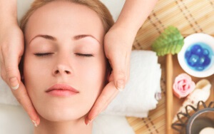 Facem un masaj facial cu Alena Sable