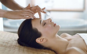 Facem un masaj facial cu Alena Sable