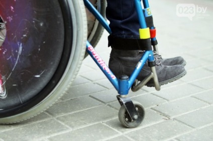 Fata, într-un scaun cu rotile, a analizat cum de 10 ani gomelul a fost amenajat pentru persoanele cu handicap, nu