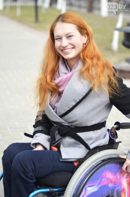 Fata, într-un scaun cu rotile, a analizat cum de 10 ani gomelul a fost amenajat pentru persoanele cu handicap, nu