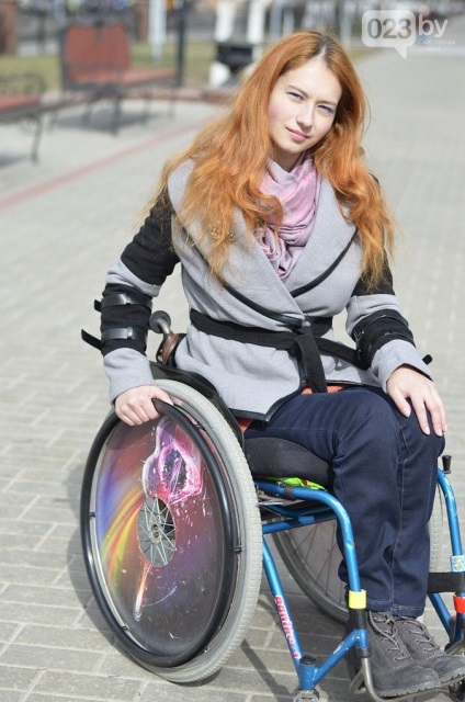 A lány egy kerekesszék, elemezte, hogyan 10 év Gomel igazítani a fogyatékkal élők, sem