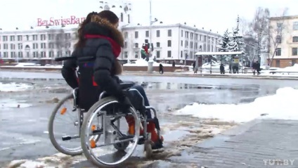 Fata, într-un scaun cu rotile, a analizat cum de 10 ani gomelul a fost amenajat pentru persoanele cu handicap, nu