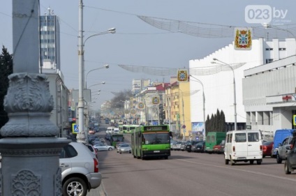 A lány egy kerekesszék, elemezte, hogyan 10 év Gomel igazítani a fogyatékkal élők, sem