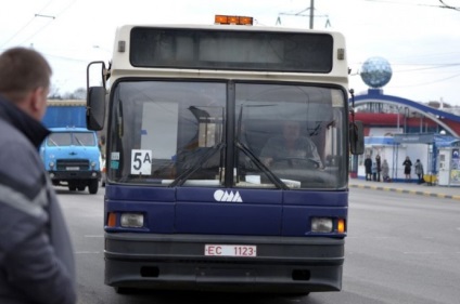 A lány egy kerekesszék, elemezte, hogyan 10 év Gomel igazítani a fogyatékkal élők, sem