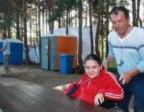 Fata, într-un scaun cu rotile, a analizat cum de 10 ani gomelul a fost amenajat pentru persoanele cu handicap, nu