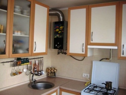 Konyha design Hruscsovban egy hűtőszekrény és gázoszlop fotó, előkészítés, telepítés és dekoráció