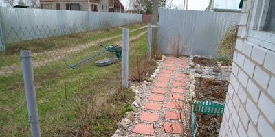 Pentru gardul de pe placa ondulată este suficient să conduceți pur și simplu polii în sol sau să aveți nevoie de ele în profunzime