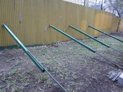 Pentru gardul de pe placa ondulată este suficient să conduceți pur și simplu polii în sol sau să aveți nevoie de ele în profunzime