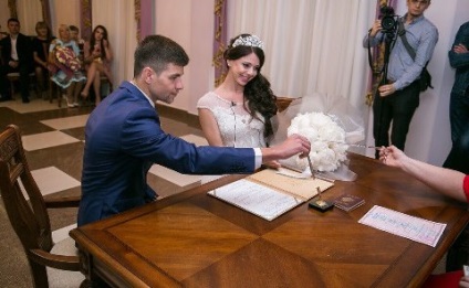 House 2 hírek - Rapunzel valóban terhes esküvői fotók