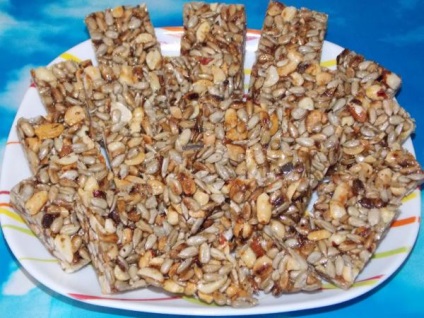 Homemade kozinaki din semințe de floarea-soarelui și arahide