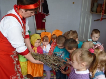 Folklórfesztivál az első junior csoport „Húsvéti összejövetelek körül Darina”