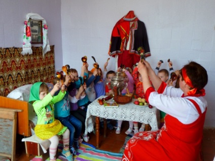 Folklórfesztivál az első junior csoport „Húsvéti összejövetelek körül Darina”