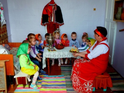 Folklórfesztivál az első junior csoport „Húsvéti összejövetelek körül Darina”