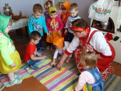 Folklórfesztivál az első junior csoport „Húsvéti összejövetelek körül Darina”