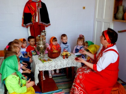 Folklórfesztivál az első junior csoport „Húsvéti összejövetelek körül Darina”