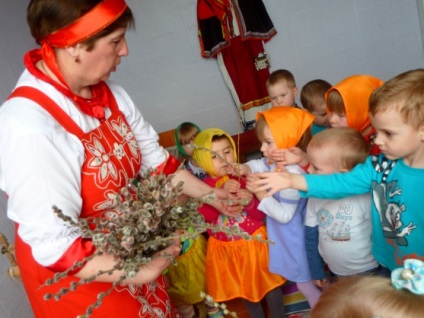 Folklórfesztivál az első junior csoport „Húsvéti összejövetelek körül Darina”