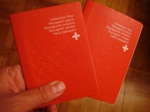 Cetățenie elvețiană - pașaport roșu în buzunar