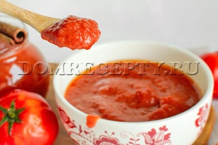 Un ketchup de tomate gros de casă cu un măr - o rețetă cu o fotografie