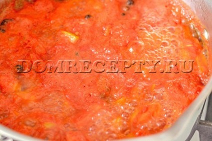 Un ketchup de tomate gros de casă cu un măr - o rețetă cu o fotografie