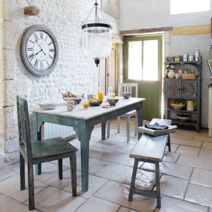 Bucătărie interioară în stil țară, mobilier frumos, decor și decor într-un stil rustic modern