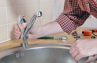 Cum să schimbi mixerul în baie cu mâinile tale