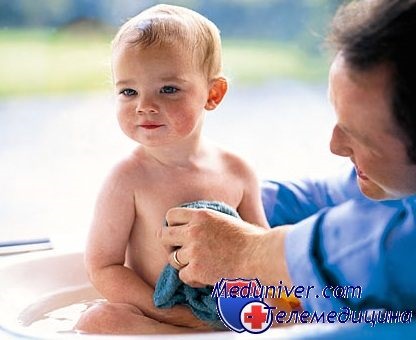 Hogyan fürödni a baba első napon a szülés után megszokni a vizet, és megtanulni búvárkodni