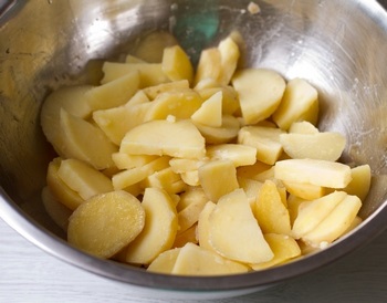 Cum să gătești salata de cartofi franceze - o rețetă pas cu pas cu o fotografie gustoasă