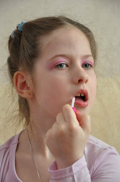 Hogyan készítsünk egy make-up lánya március 8-án az óvodában