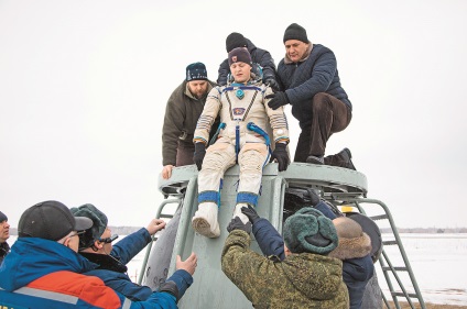 Cum salvatorii și echipamentul lor salvează cosmonautul rus, revista Popular Mechanics