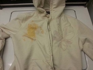Cum să scoateți de pe haină petele de grăsime la domiciliu decât curățați jacheta în jos, cum să eliminați ulei