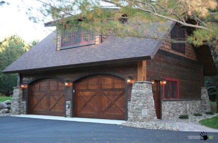 Casa frumoasa cu un garaj construit pe o fotografie