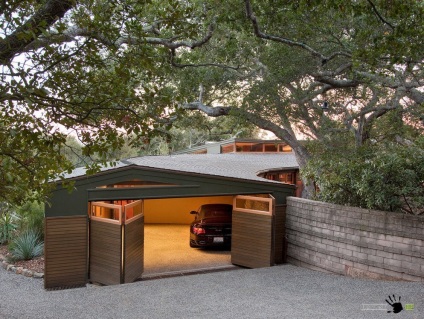 Casa frumoasa cu un garaj construit pe o fotografie