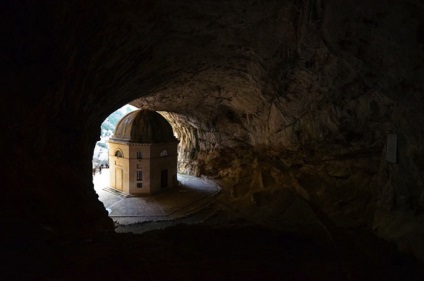 Un mic templu al Văii, pierdut într-o peșteră, este un loc ideal pentru singurătate