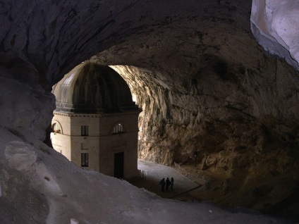 Tiny Valadier Temple, изгубени в пещерата, е идеално място за уединение