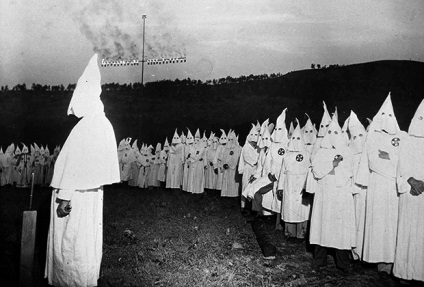 Ku Klux Klan a început să se facă publicitate cu ajutorul societății societății bomboane