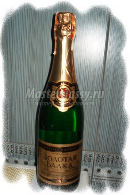 Decupajul de Anul Nou al unei sticle de șampanie