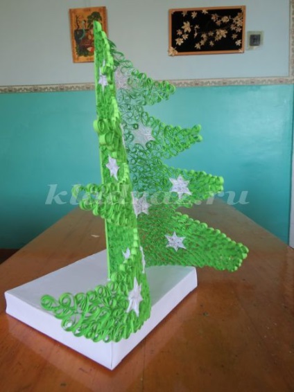 Volumetric pom de Crăciun în tehnica de quilling