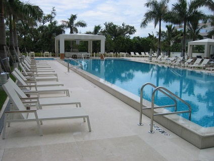 Cu vedere la piscine cu marmură, un bazin de marmură