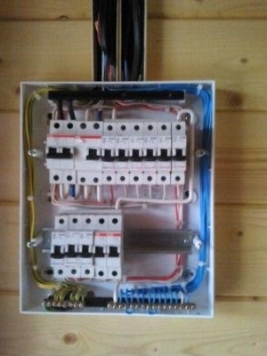 Conectați electricitatea la o casă privată