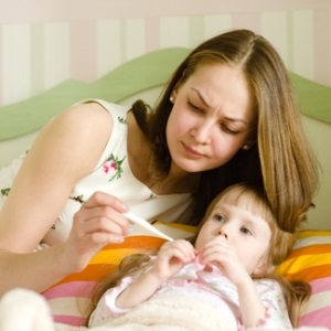 Creșterea temperaturii și mirosului de acetonă din gură la copil