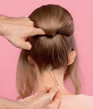 Egyszerű updo hosszú, közepes és rövid haj, hogyan kell csinálni a leginkább a kezüket