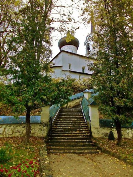Munții Puskin, Mânăstirea Svyatogorsky