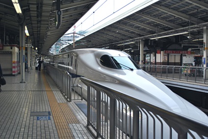 Călătorește în Japonia sau autobuzul Shinkansen