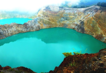 Lacuri crater multicolore