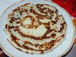 Recept keményítő palacsinta saláta velük, tej, liszt, kefir, vékony tojás nélkül, tészta, hogy